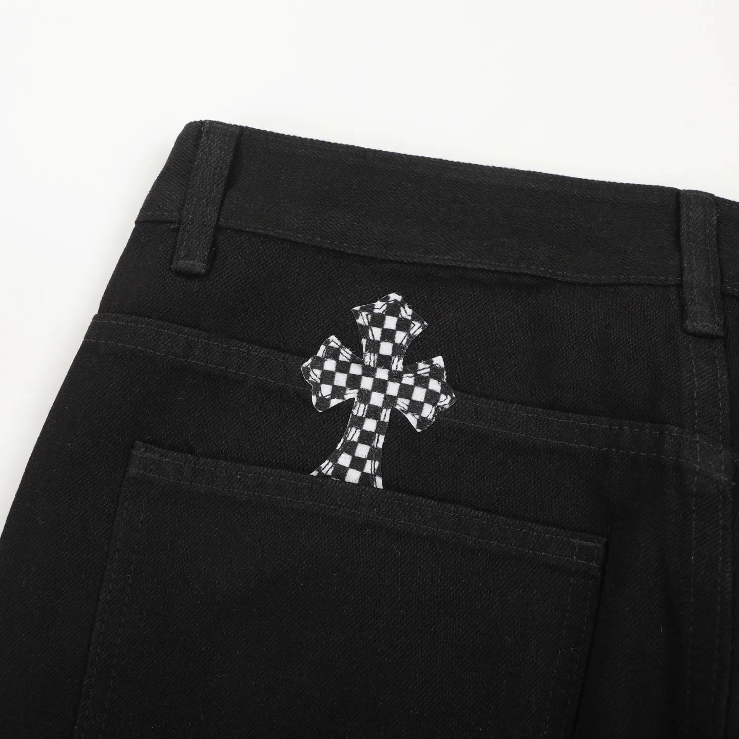 P280 Chrome Hearts ch Chrome Hearts Cherry Blossom Pink Checkerboard Cross Patch Leather Jeans, Original 5W+ It is well known that chromehearts jeans use vintage Levis jeans as the base for creation. They usually add their own unique silver buckles and silver ornaments, plus leather embellishments. This is the reason why the value of these vintage jeans doubles. Because the base is vintage jeans, the jeans themselves have been very soft and comfortable after years of baptism. This can be distinguished from ordinary jeans. Regarding the size, you should also refer to the pants data. Size: 28 30 32 34 (corresponds to S-XL) Size chart: 28 Waist 76 Pants length 104 Hips 102 30 Waist 80 Pants length 105 Hips 106 32 Waist 84 Pants length 106 Hips 110 34 Waist 88 Pants length 107 Hips 114